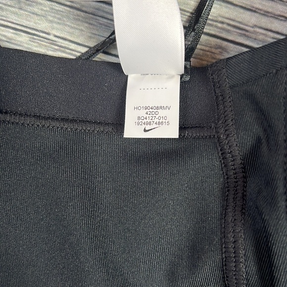 Women’s Nike Plus Size Bold V-Back Sports Bra Black/White Size-42DD (BQ4127-019) - Picture 9 of 9